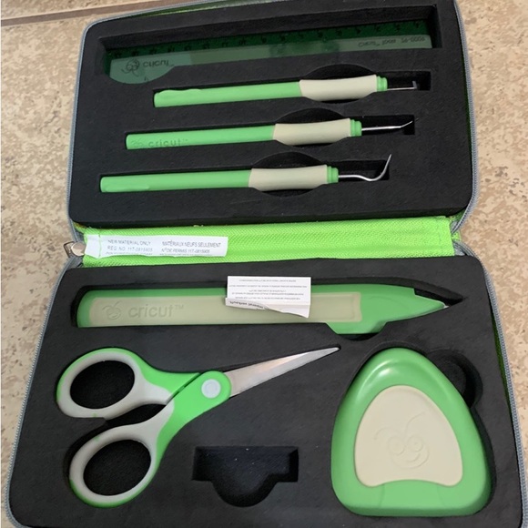 CRICUT CRV001 Personal Scrapbook Paper Craft Cutting Machine + Plus Extras - Picture 7 of 12